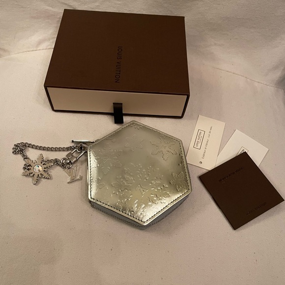 LOUIS VUITTON SNOWFLAKE COIN POUCH, ORIGINAL CHAIN WRISTLET STRAP & LV CHARMS - Picture 1 of 4